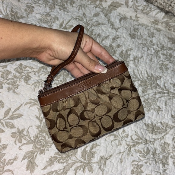 Coach Wristlet - Classic Signature Coach Design - Picture 4 of 8